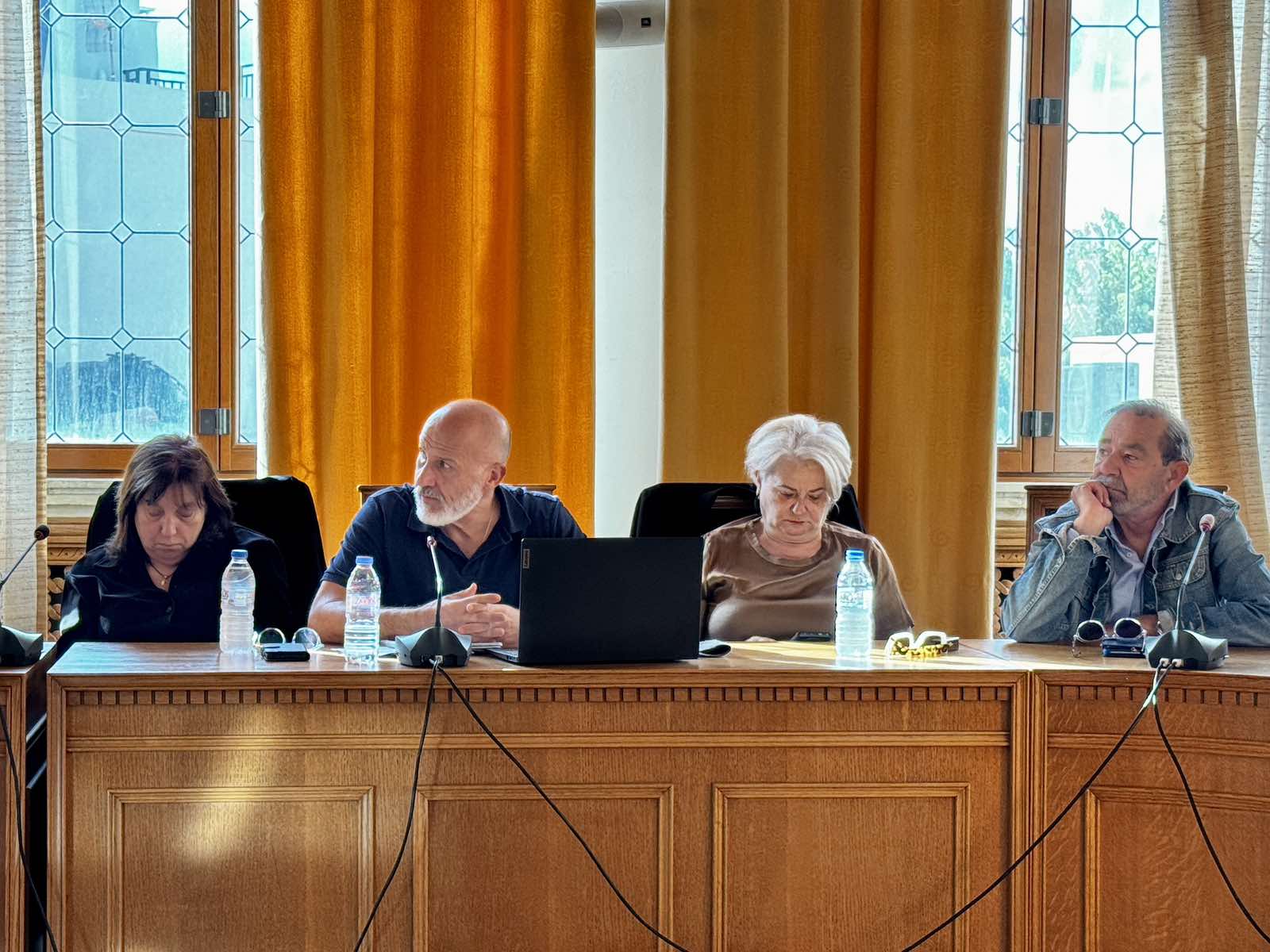 Ο Δήμος Ηρακλείου στηρίζει έμπρακτα τους φοιτητές της πόλης - Μετά τον μηδενισμό των Δημοτικών Τελών, σειρά παίρνει η επιδότηση του εισιτηρίου του αστικού λεωφορείουΟμόφωνα αποδεκτή από το Δημοτικό Συμβούλιο η εισήγηση
του Αντιδημάρχου Οικονομικών & Αναπτυξιακού Προγραμματισμού Τάσου Τσατσάκη
 
Η Δημοτική Αρχή
υλοποιεί τη δέσμευσή της για ουσιαστική στήριξη των φοιτητών και προχωράει
τις διαδικασίες εφαρμογής ενός ακόμη μόνιμου μέτρου στήριξης όσων
σπουδάζουν στο Ηράκλειο: Της επιδότησης σχεδόν του 60% της αξίας έως
12.500 καρτών μηνιαίων διαδρομών με το αστικό ΚΤΕΛ, μειώνοντας το κόστος
καρτών στα 19 ευρώ, από τα 45 ευρώ. Είναι μια δράση που σχεδιάστηκε σε
συνεργασία με την Περιφέρεια Κρήτης,  η οποία καλύπτει το 35% της
επιδότησης και το Aστικό ΚΤΕΛ, απ’ όπου
θα διατίθενται οι μηνιαίες κάρτες κατά τη διάρκεια του φοιτητικού έτους. 
