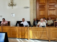 Ο Δήμος Ηρακλείου ενισχύει οικονομικά τους πληγέντες από την πυρκαγιά στον Άγιο Ιωάννη ΧωστόΟμόφωνα αποδεκτή από
το Δημοτικό Συμβούλιο έγινε η εισήγηση του Αντιδημάρχου Οικονομικών &
Αναπτυξιακού Προγραμματισμού Τάσου Τσατσάκη, για να αξιοποιηθεί το νέο
νομοθετικό πλαίσιο του Κώδικα της Τοπικής Αυτοδιοίκησης και ο Δήμος Ηρακλείου
να μπορέσει να στηρίξει πληγέντες από την πυρκαγιά που εκδηλώθηκε στην
περιοχή του Αγίου Ιωάννη Χωστού τον Ιούνιο του 2026, με το ποσό των 1.000
έως 3.000 ευρώ ανά οικογένεια (όπως ο νόμος προβλέπει).
