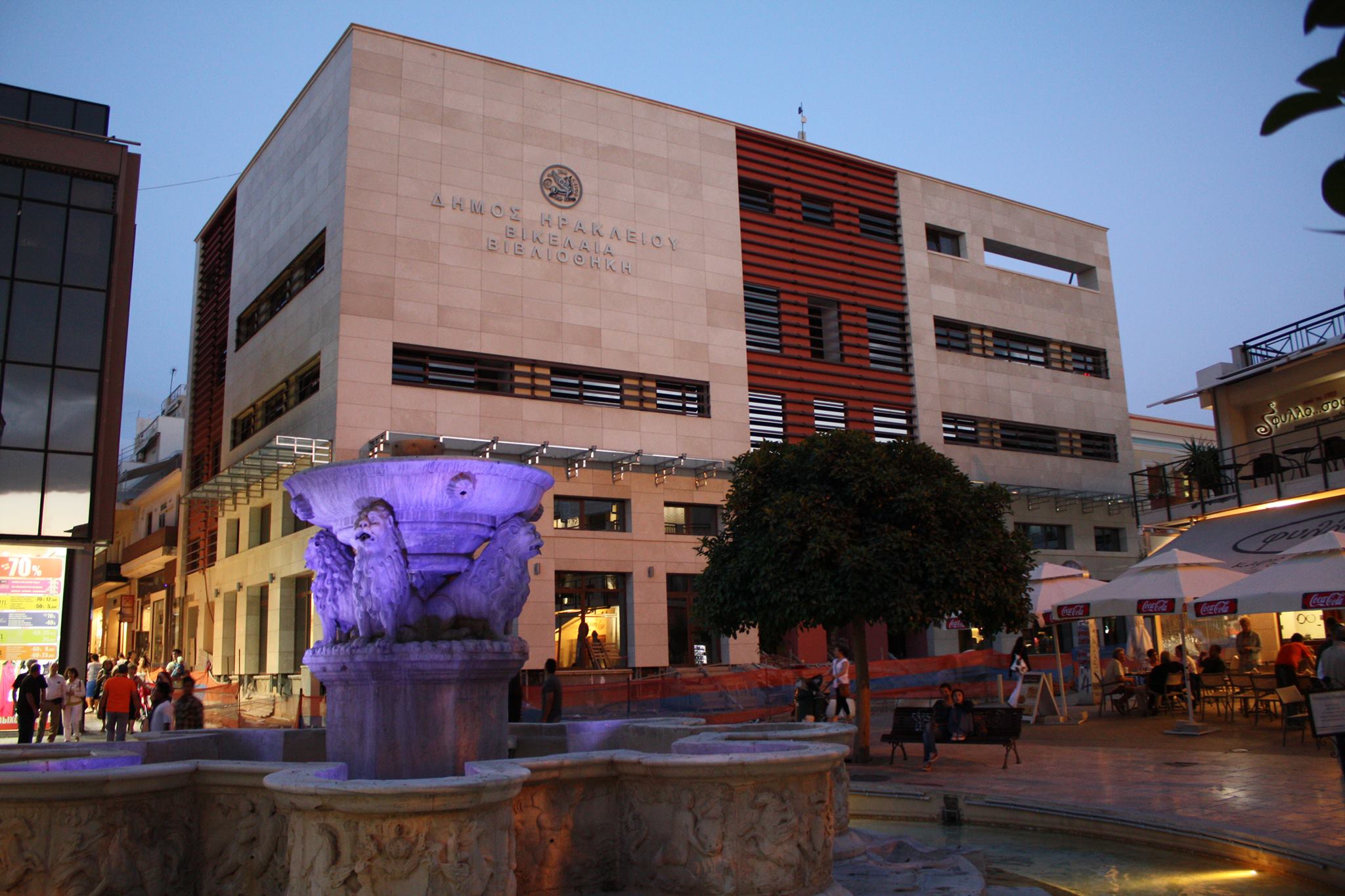 Ξεκινούν τα νέα δωρεάν εκπαιδευτικά προγράμματα της Βικελαίας Δημοτικής ΒιβλιοθήκηςΟ Δήμος Ηρακλείου και η
Βικελαία Δημοτική Βιβλιοθήκη προσκαλούν για άλλη μια χρονιά τους μαθητές και
μαθήτριες των σχολείων της Πρωτοβάθμιας και Δευτεροβάθμιας Εκπαίδευσης να ανακαλύψουν τη δύναμη και τη σοφία των βιβλίων.
Μικροί και μεγάλοι μαθητές έχουν την ευκαιρία να εξερευνήσουν τη Βιβλιοθήκη
μέσα από τα νέα εκπαιδευτικά προγράμματα για την περίοδο 2026-2027 που ξεκινούν
τον Οκτώβριο.
