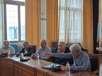Τεχνική συνάντηση εργασίας στη Λότζια με Προέδρους Δημοτικών Κοινοτήτων υπό τον Δήμαρχο Ηρακλείου για την αποτίμηση των ζημιών από την κακοκαιρίαΤεχνική συνάντηση
εργασίας πραγματοποιήθηκε την Κυριακή 4/10 στη Λότζια υπό την προεδρία του Δημάρχου Ηρακλείου Αλέξη Καλοκαιρινού
με τη συμμετοχή της ομάδας Πολιτικής
Προστασίας και των Προέδρων των
Δημοτικών Κοινοτήτων. Αντικείμενο της σύσκεψης ήταν μια πρώτη, συνολική
αποτίμηση των ζημιών που καταγράφηκαν στην ευρύτερη περιοχή του Δήμου, ενόψει και
της καθόδου κυβερνητικού κλιμακίου στην Κρήτη την Δευτέρα 5/10. Τις επόμενες
ημέρες θα πραγματοποιηθούν και αυτοψίες από τις Υπηρεσίες του Δήμου σε όλες τις
περιοχές όπου καταγράφηκαν προβλήματα.
