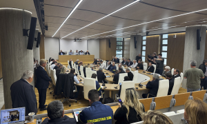 Αλέξης Καλοκαιρινός: Αναγκαία η κρατική συνδρομή και η απλούστευση των διαδικασιών αποζημιώσεων, σήμα κινδύνου για τις ελλείψεις υποδομών πολιτικής προστασίας στο Δήμο ΗρακλείουΣτην ευρεία, έκτακτη σύσκεψη για την αντιμετώπιση των προβλημάτων που προκάλεσαν οι πρόσφατες φυσικές καταστροφές στο νησί που συγκάλεσε ο Περιφερειάρχης Κρήτης Σταύρος Αρναουτάκης, με τη συμμετοχή των Υπουργών Υποδομών & Μεταφορών Χρίστου Δήμα και Κλιματικής Κρίσης & Πολιτικής Προστασίας Ευάγγελου Τουρνά, καθώς και των Υφυπουργών Κλιματικής Κρίσης & Πολιτικής Προστασίας Κώστα Κατσαφάδου, και Αγροτικής Ανάπτυξης & Τροφίμων Γιάννη Ανδριανού, συμμετείχε ο Δήμαρχος Ηρακλείου Αλέξης Καλοκαιρινός, μαζί με τους Αντιδημάρχους Δημήτρη Σπυριδάκη και Γιώργο Καραντινό και την Γενική Γραμματέα του Δήμου Μαρία Σκραφνάκη.


