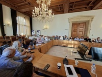 Νέα σύσκεψη στη Λότζια με τους Προέδρους των Κοινοτήτων υπό τον Δήμαρχο Ηρακλείου για την αποκατάσταση των υποδομών και την ενίσχυση των πληγέντωνΑλέξης
Καλοκαιρινός: «Δεν χάσαμε καθόλου χρόνο, είμαστε πλήρως προετοιμασμένοι, ώστε να
ολοκληρωθούν το συντομότερο όλες οι απαιτούμενες διαδικασίες»
 
Η επίσπευση της
καταγραφής των ζημιών τόσο στις Δημοτικές υποδομές όσο και στην ιδιωτική
περιουσία βρέθηκε στο επίκεντρο της νέας συνάντησης εργασίας που
πραγματοποιήθηκε στη Λότζια το απόγευμα της Δευτέρας 6/10, υπό τον Δήμαρχο Ηρακλείου, Αλέξη Καλοκαιρινού,
με τη συμμετοχή των Προέδρων των Δημοτικών Κοινοτήτων, αιρετών και υπηρεσιακών
στελεχών. Αντικείμενο της σύσκεψης ήταν ο συντονισμός των επόμενων βημάτων για
την άμεση καταγραφή των ζημιών και την ανακούφιση των πολιτών μετά τα έντονα
καιρικά φαινόμενα και τις πλημμύρες που έπληξαν την περιοχή από την 1η έως τις 3 Οκτωβρίου 2026. 
