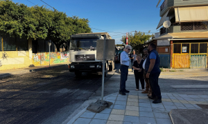 Αυτοψία στα έργα των ασφαλτοστρώσεων από τον Δήμαρχο Ηρακλείου Αλέξη ΚαλοκαιρινόΑυτοψία στο έργο ασφαλτόστρωσης της οδού Παπαπέτρου Γαβαλά πραγματοποίησε ο Δήμαρχος Ηρακλείου Αλέξης Καλοκαιρινός μαζί με τον Αντιδήμαρχο Τεχνικών Έργων & Πρασίνου Δημήτρη Σπυριδάκη και τους Κοινοτικούς Συμβούλους της 4ης Δημοτικής Κοινότητας Ανθούλα Ζεάκη και Ξενοφώντα Φλώκο το πρωί της Πέμπτης 8/10.

