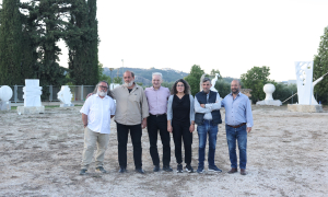 Με την παρουσίαση πέντε νέων γλυπτών ολοκληρώθηκε το 11ο Διεθνές Συμπόσιο Γλυπτικής στο ΒενεράτοΜε μεγάλη επιτυχία και την παρουσίαση πέντε εξαιρετικών γλυπτών από λευκό μάρμαρο, ολοκληρώθηκε  την Κυριακή 11/10, το 11ο Διεθνές Συμπόσιο Γλυπτικής που συνδιοργανώθηκε από τον Δήμο Ηρακλείου και την Περιφέρεια Κρήτης στο Βενεράτο. Τα πέντε νέα γλυπτά που φιλοτεχνήθηκαν κατά τη διάρκεια του Συμποσίου θα παραμείνουν μόνιμα στον Δήμο Ηρακλείου, εμπλουτίζοντας την πολιτιστική κληρονομιά του τόπου και επιβεβαιώνοντας τη σημασία των καλλιτεχνικών δράσεων στην περιφέρεια του Δήμου.

