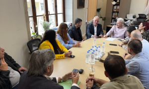 Συνάντηση του Δημάρχου Ηρακλείου με τη Διδασκαλική Ομοσπονδία Ελλάδας και τον Σύλλογο Εκπαιδευτικών «Δομήνικος Θεοτοκόπουλος»Με τον Πρόεδρο της Διδασκαλικής Ομοσπονδίας Ελλάδος Νίκο Βουρδουμπά, τον Πρόεδρο του Συλλόγου Εκπαιδευτικών Πρωτοβάθμιας Εκπαίδευσης Περιφερειακής Ενότητας Ηρακλείου Γιώργο Μακράκη καθώς και με μέλη των Διοικητικών τους Συμβουλίων, συναντήθηκαν ο Δήμαρχος Ηρακλείου Αλέξης Καλοκαιρινός και ο Αντιδήμαρχος Παιδείας Αντώνης Περισυνάκης την Τετάρτη 14/10 στη Λότζια.

