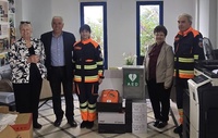 Δωρεά έξι απινιδωτών στο Δήμο Ηρακλείου από το Μελισσίδειο Ίδρυμα που θα τοποθετηθούν σε σχολικές μονάδεςΈνα ουσιαστικό
βήμα για την ενίσχυση της ασφάλειας στα σχολεία της πόλης πραγματοποιήθηκε την Παρασκευή 16/10 με την παραλαβή από την Αντιδημαρχία
Εθελοντισμού του Δήμου Ηρακλείου έξι απινιδωτών οι οποίοι αποτελούν
ευγενική προσφορά του Μελισσίδειου Ιδρύματος
και πρόκειται να τοποθετηθούν άμεσα σε σχολικές μονάδες, θωρακίζοντας την
προστασία της σχολικής κοινότητας. Η τελετή παράδοσης-παραλαβής έγινε παρουσία
του Αντιδημάρχου Παιδείας, Αντώνη
Περισυνάκη, και εκπροσώπων της εθελοντικής ομάδας «ΕΠΙΔΡΑΣΙΣ».
