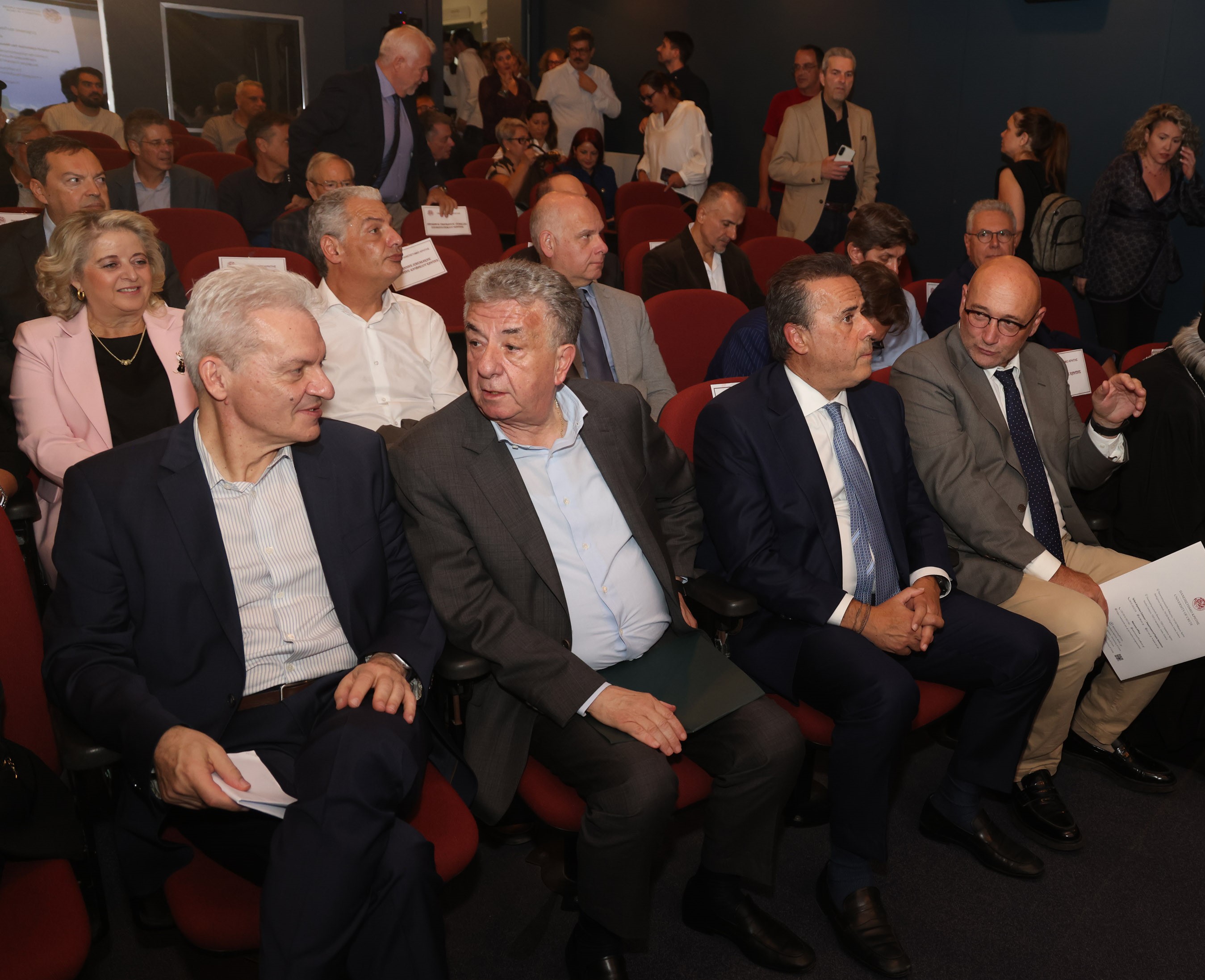 Ο Δήμαρχος Ηρακλείου Αλέξης Καλοκαιρινός στα εγκαίνια της νέας έκθεσης του Μουσείου Φυσικής Ιστορίας – Το Μουσείο στο επίκεντρο της μεγάλης ανάπλασης του παράκτιου μετώπου(video)Στα εγκαίνια
της  ανανεωμένης και
εκσυγχρονισμένης  έκθεσης του Μουσείου
Φυσικής Ιστορίας Κρήτης παρέστη ο Δήμαρχος Ηρακλείου Αλέξης Καλοκαιρινός την
Παρασκευή 16/10. Στα εγκαίνια που πραγματοποιήθηκαν παρουσία του Σεβασμιότατου
Αρχιεπισκόπου Κρήτης Ευγένιου, του Υπουργού Περιβάλλοντος & Ενέργειας
Σταύρου Παπασταύρου, του Περιφερειάρχη Κρήτης Σταύρου Αρναουτάκη, του Πρύτανη
του Πανεπιστημίου Κρήτης Γιώργου Κοντάκη και των τοπικών αρχών, ο Δήμαρχος
Ηρακλείου τόνισε ότι το Μουσείο Φυσικής Ιστορίας είναι συνδεδεμένο με
εμβληματικές δράσεις που ανέδειξαν τη μαχητικότητα της επιστήμης, μεγεθύνοντας
τη δυναμική και την υπερτοπική εμβέλειά του στη Μεσόγειο,
την Ευρώπη και τον κόσμο.
