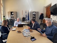 Συνάντηση  του Δημάρχου Ηρακλείου με τους επικεφαλής των Δημοτικών παρατάξεων για το ιδιοκτησιακό καθεστώς  και την αξιοποίηση της έκτασης του αεροδρόμιου «Νίκος Καζαντζάκης» 
Πραγματοποιήθηκε το πρωί της Κυριακής 18/10, συνάντηση
του Δημάρχου Ηρακλείου Αλέξη Καλοκαιρινού, με τους επικεφαλής των Δημοτικών
Παρατάξεων «Ηράκλειο η πόλη μας» Μιχάλη Καραμαλάκη, «Ηράκλειο για σένα» Μαρία
Καναβάκη και Λαϊκής Συσπείρωσης Δημήτρη Δουλουφάκη, για το θέμα της αξιοποίησης
της έκτασης του αεροδρομίου Ηρακλείου.  Στο
επίκεντρο της συνάντησης βρέθηκαν οι τελευταίες εξελίξεις γύρω από το
ιδιοκτησιακό καθεστώς, αλλά και το στρατηγικό πλάνο για το μέλλον της έκτασης, ενόψει  της συνεδρίασης του Δημοτικού Συμβουλίου της Δευτέρας
19 Οκτωβρίου. 

