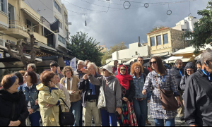 Μεγάλο ενδιαφέρον για τα ιστορικά κτίρια του Ηρακλείου στο πλαίσιο της δράσης «Τα Παλιά Κτίρια μας αφηγούνται Ιστορίες...» που διοργάνωσε η Αντιδημαρχία ΕθελοντισμούΜε ιδιαίτερα μεγάλη συμμετοχή πολιτών, που αψήφησαν τη βροχή και τις
δύσκολες καιρικές συνθήκες, πραγματοποιήθηκε το Σάββατο 17/10,  ο ιστορικός περίπατος 
