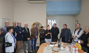 Σε κλίμα συγκίνησης η ονοματοθεσία της αίθουσας της 3ης Δημοτικής Κοινότητας σε αίθουσα «Μιχάλη Βάμβουκα» (video)Σε ατμόσφαιρα έντονης συγκινησιακής φόρτισης πραγματοποιήθηκε η τελετή ονοματοθεσίας της αίθουσας συνεδριάσεων της 3ης Δημοτικής Κοινότητας Ηρακλείου, η οποία φέρει πλέον το όνομα του εκλιπόντος Προέδρου της Μιχάλη Βάμβουκα καθώς και τα αποκαλυπτήρια της τιμητικής πλακέτας από το Δήμαρχο Ηρακλείου Αλέξη Καλοκαιρινό το απόγευμα της Τετάρτης 21/10.

