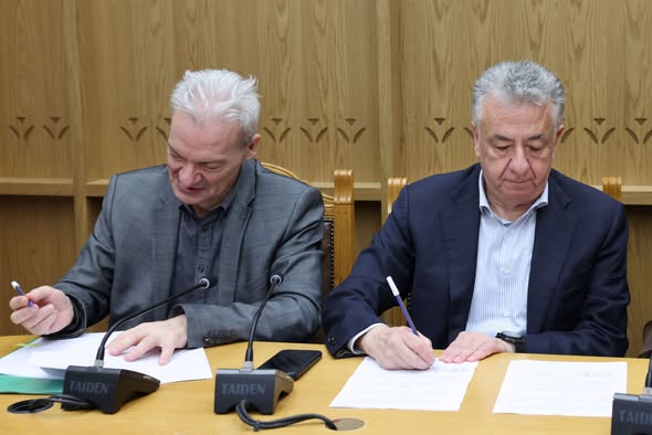 Υπογραφή σύμβασης για τη χρηματοδότηση καρτών μετακίνησης  των φοιτητών στο Ηράκλειο 
Σύμβαση για την εφαρμογή πολιτικής μειωμένου κομίστρου υπέρ των φοιτητών υπεγράφη σήμερα από τον Περιφερειάρχη Κρήτης Σταύρο Αρναουτάκη και τον Δήμαρχο Ηρακλείου Αλέξη Καλοκαιρινό, σε συνεργασία με το Αστικό ΚΤΕΛ Ηρακλείου Α.Ε., το οποίο εκπροσώπησαν ο Πρόεδρος Ιωάννης Σαρουλάκης και ο Αντιπρόεδρος Μανώλης Τσαγκαράκης. 
Στην υπογραφή παραβρέθηκαν επίσης οι αρμόδιοι Αντιπεριφερειάρχες. Κοινωνικής Πολιτικής & Αλληλεγγύης Στέλιος Βοργιάς, Μεταφορών και Επικοινωνιών Μιχάλης Σαρρής και η Εντεταλμένη Περιφερειακή Σύμβουλος Παιδείας και Διά Βίου Μάθησης, Ελένη Μαράκη-Μπελαδάκη και η Μαρία Λουκαδάκη Προϊσταμένη Διεύθυνσης Κοινωνικής Μέριμνας Περιφέρεια Κρήτης. 
Η συμφωνία αφορά τη διευκόλυνση των μετακινήσεων για τους φοιτητές των Πανεπιστημιακών Σχολών που εδρεύουν στον Δήμο Ηρακλείου, ενώ αντίστοιχες συμβάσεις γίνονται και για τις άλλες πόλεις. 
 
 
